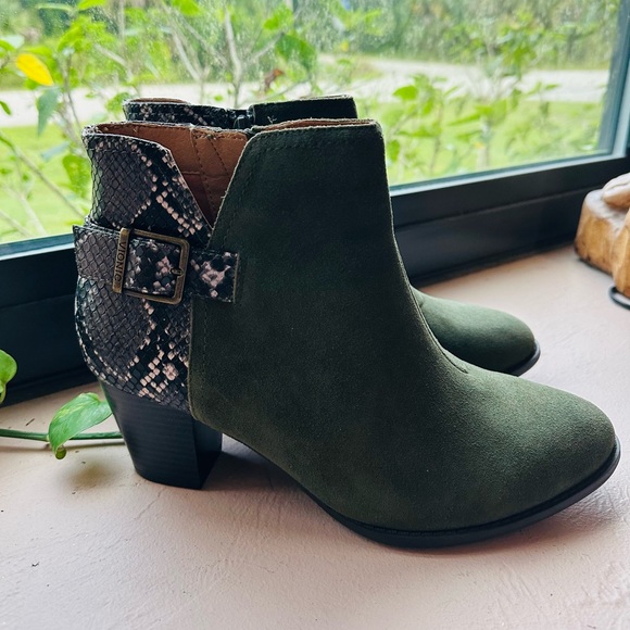 Vionic Naomi Suede Snake-Print Water-Resistant Boots in olive green size 9.5 - Picture 4 of 11